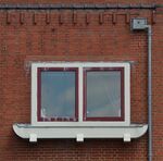 Close-up van een raampartij met aangetimmerde plantenbak.
              <br/>
              Richard Keijzer, 2014-05-15